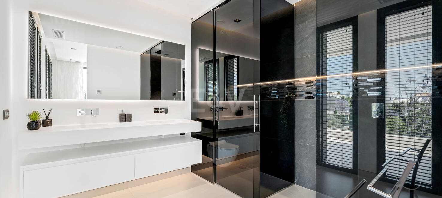 Espectacular villa de nueva contrucción con vistas al mar y al golf