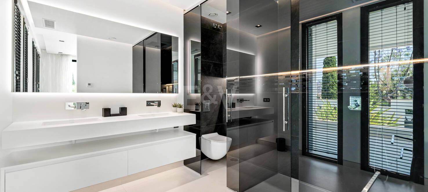 Espectacular villa de nueva contrucción con vistas al mar y al golf