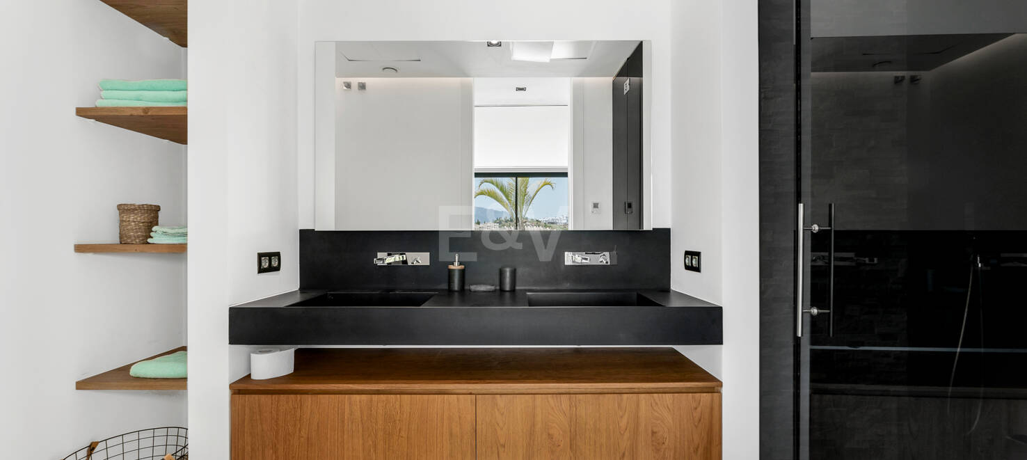 Espectacular villa de nueva contrucción con vistas al mar y al golf