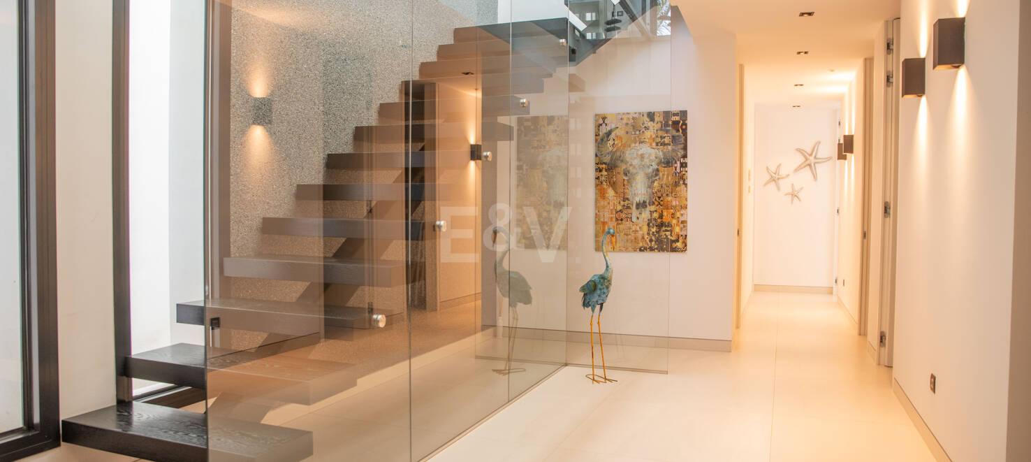 Espectacular villa de nueva contrucción con vistas al mar y al golf