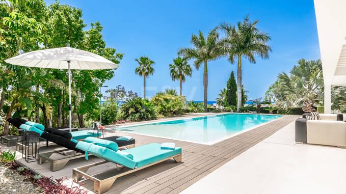 Espectacular villa de nueva contrucción con vistas al mar y al golf