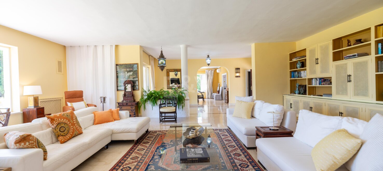 Front line beach villa in Guadalmina
