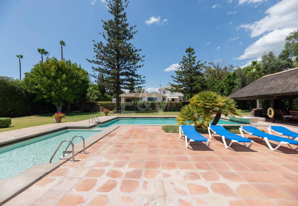 Villa frente a la playa en Guadalmina