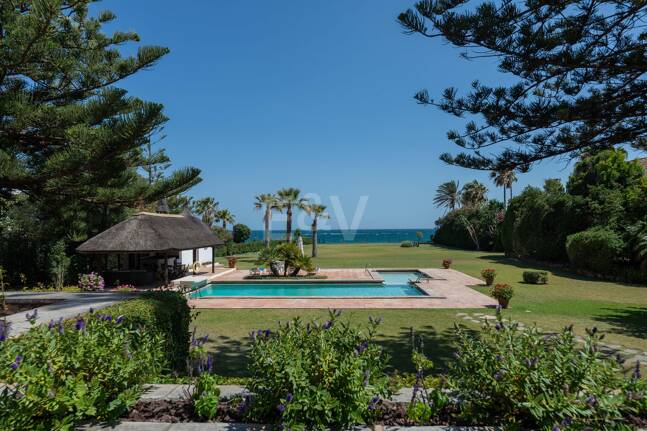Villa frente a la playa en Guadalmina