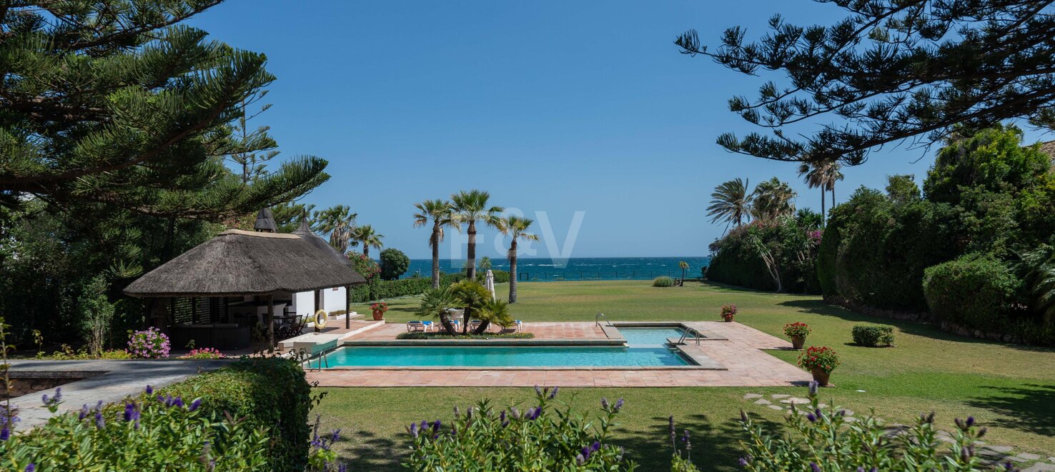 Front line beach villa in Guadalmina