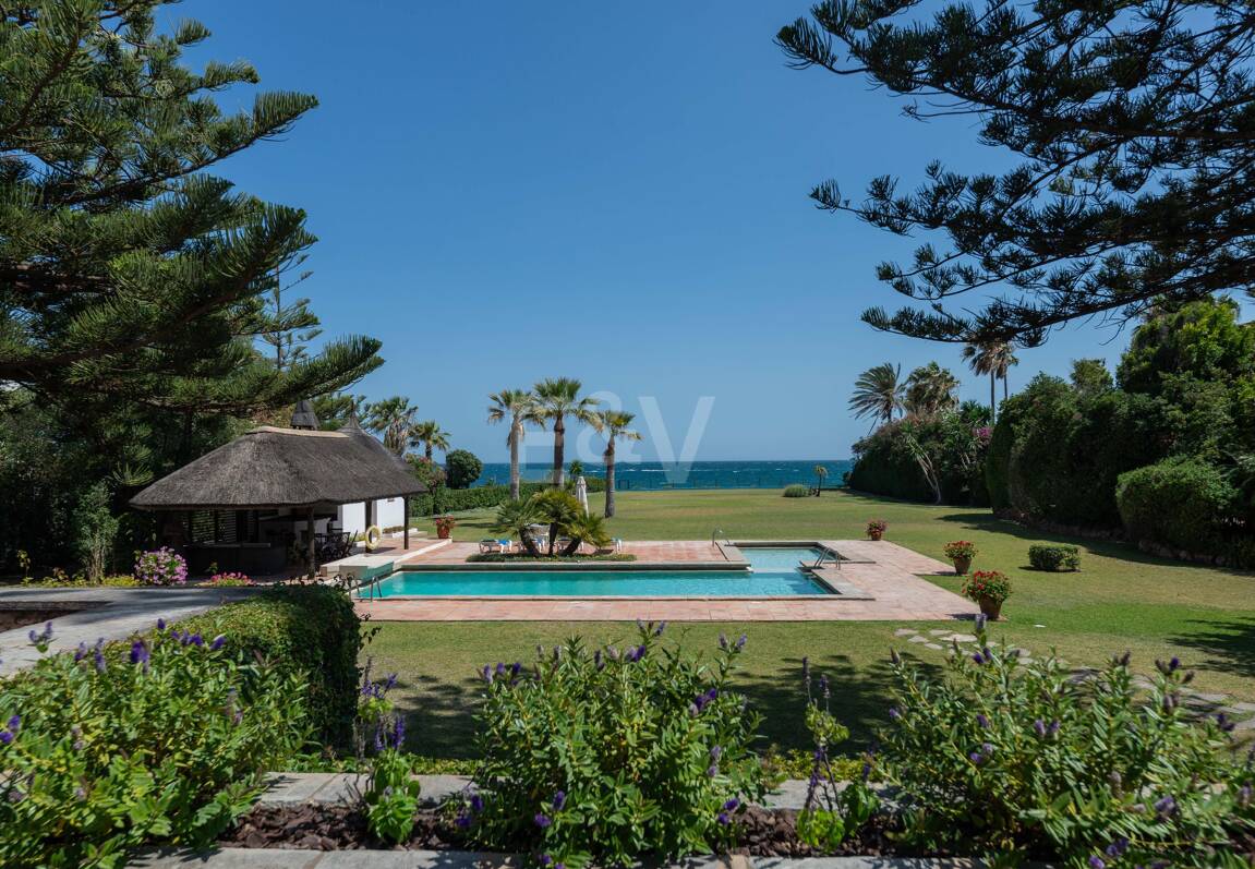 Villa frente a la playa en Guadalmina
