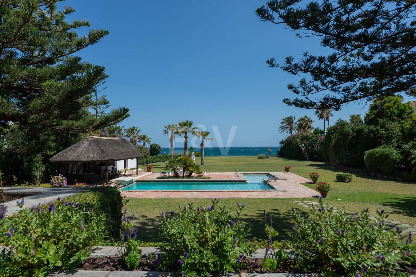 Villa frente a la playa en Guadalmina