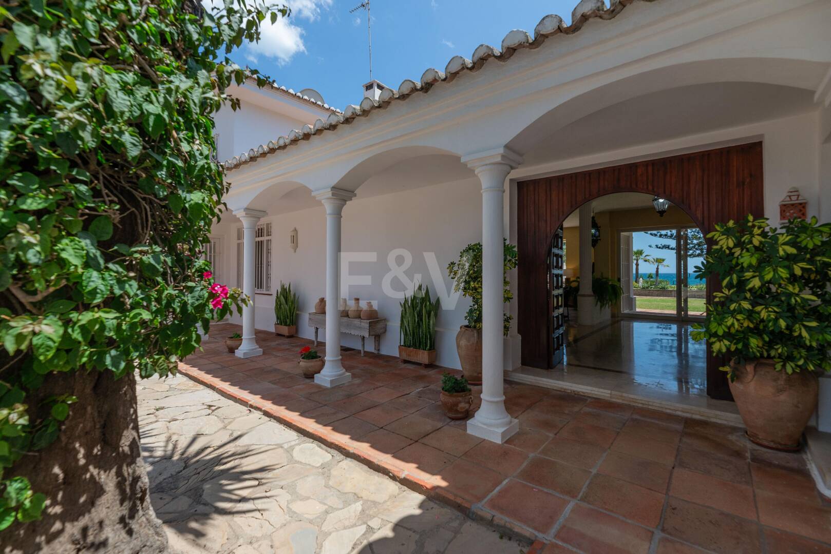 Villa frente a la playa en Guadalmina