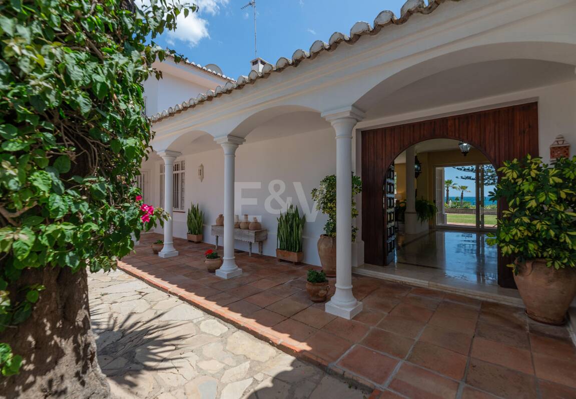 Villa frente a la playa en Guadalmina