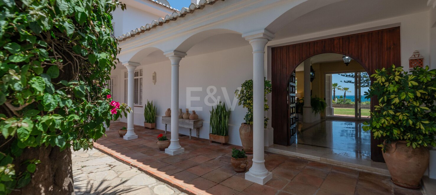 Front line beach villa in Guadalmina