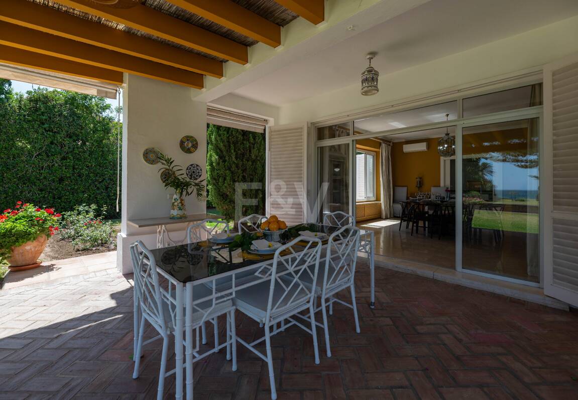 Villa frente a la playa en Guadalmina