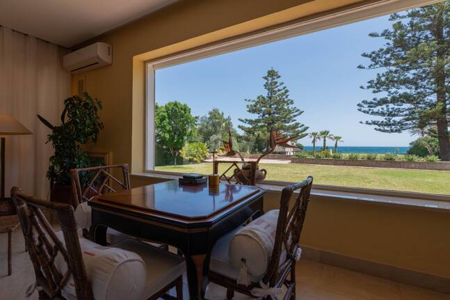 Villa frente a la playa en Guadalmina