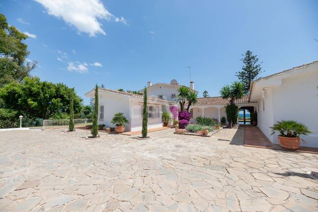 Villa frente a la playa en Guadalmina