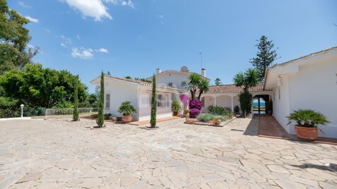 Front line beach villa in Guadalmina
