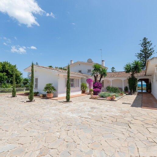 Front line beach villa in Guadalmina
