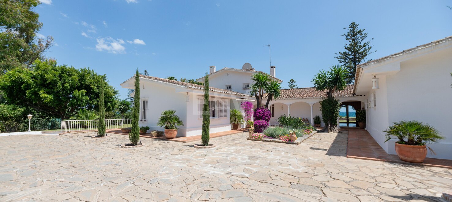 Front line beach villa in Guadalmina