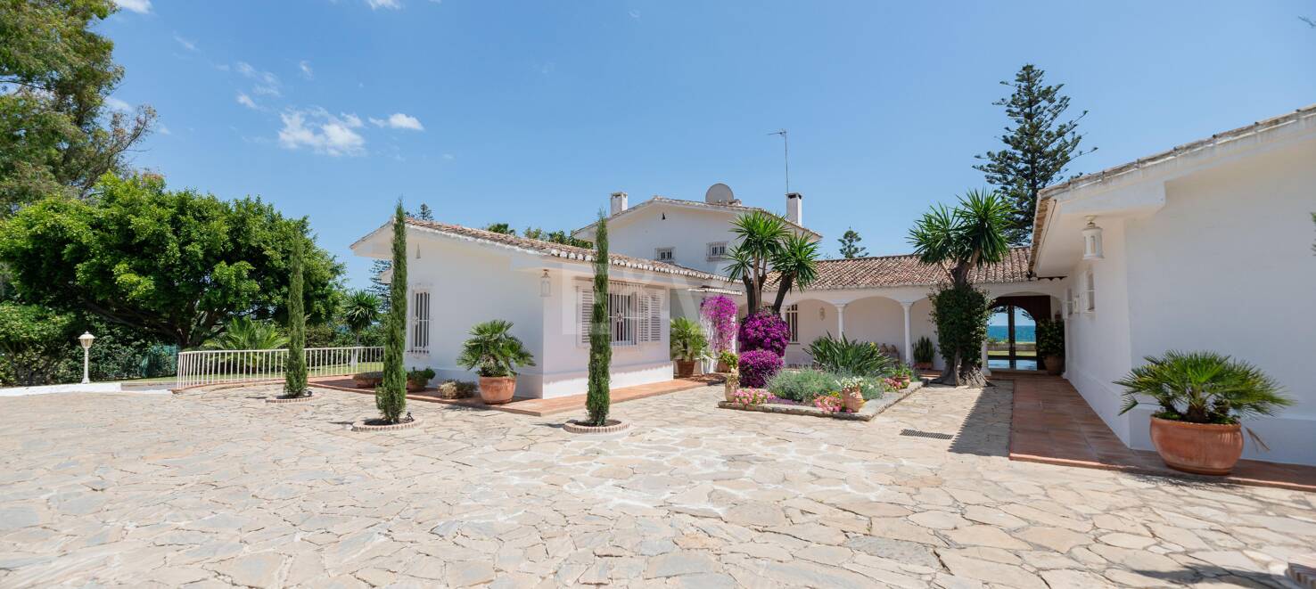 Villa frente a la playa en Guadalmina