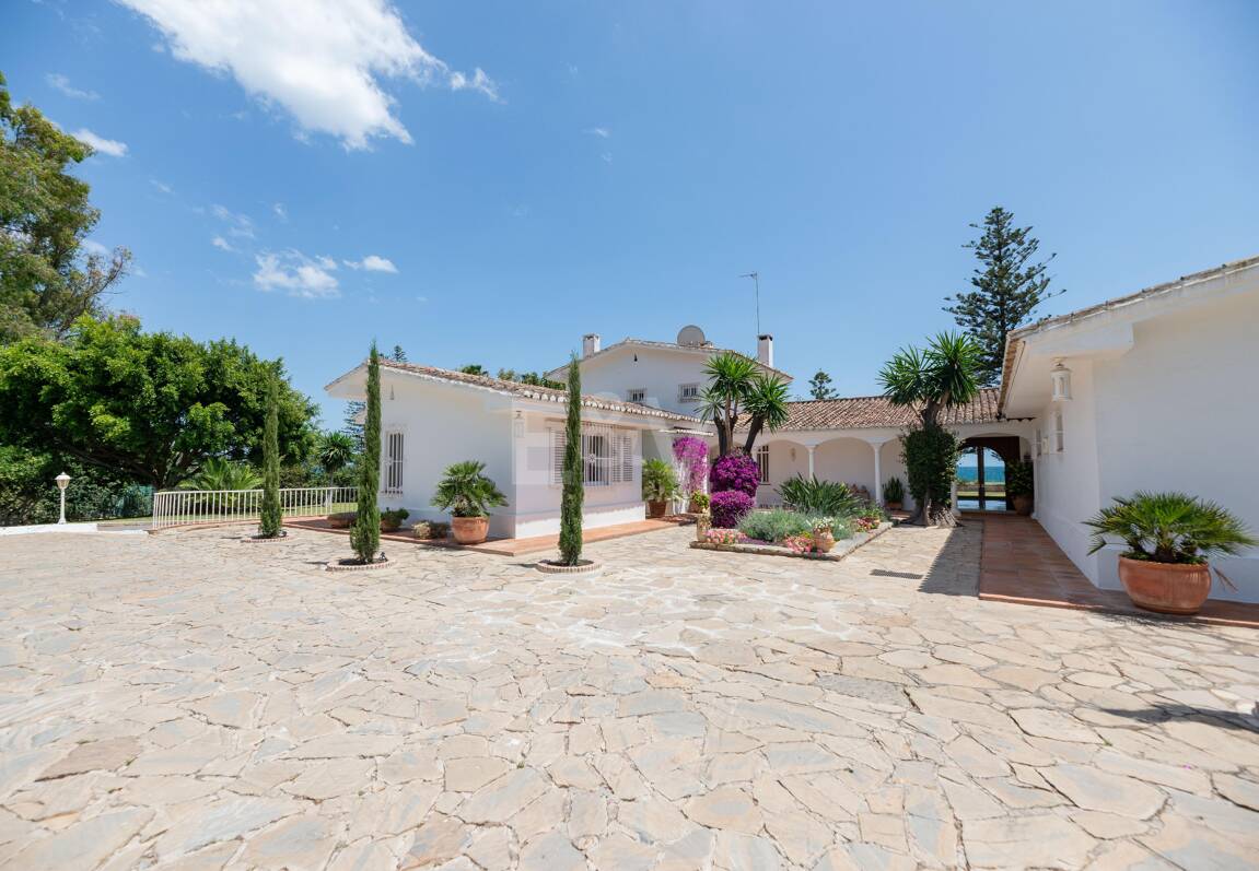 Villa frente a la playa en Guadalmina