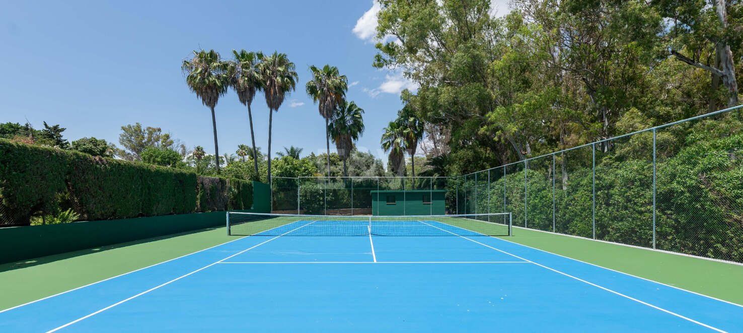 Front line beach villa in Guadalmina