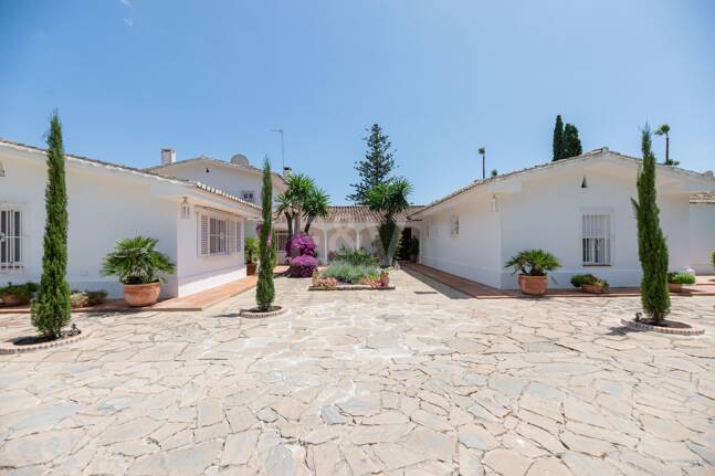 Villa frente a la playa en Guadalmina