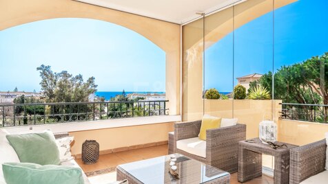 Magnifik lägenhet i Elviria stranden med havsutsikt tillgänglig för semesteruthyrning.