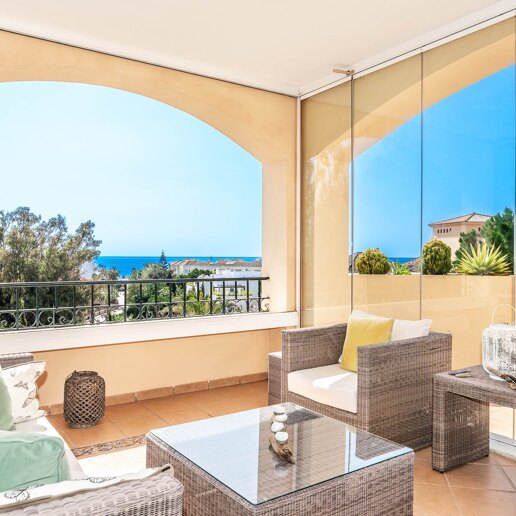 Magnifik lägenhet i Elviria stranden med havsutsikt tillgänglig för semesteruthyrning.