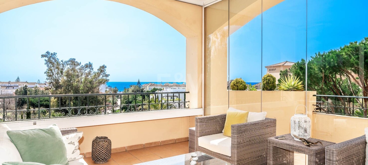 Magnifik lägenhet i Elviria stranden med havsutsikt tillgänglig för semesteruthyrning.