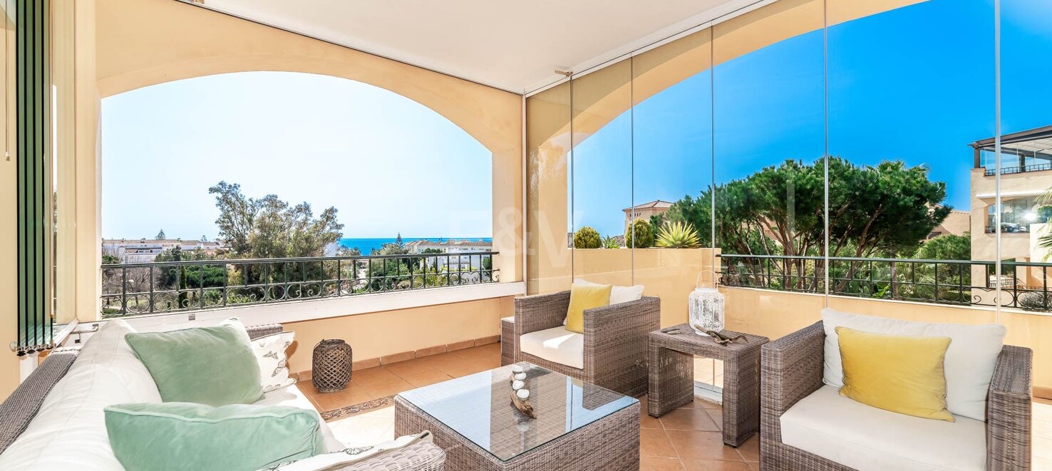Magnifik lägenhet i Elviria stranden med havsutsikt tillgänglig för semesteruthyrning.