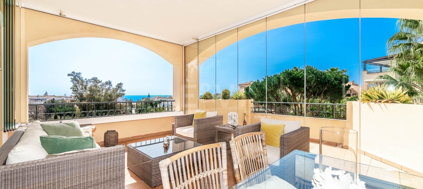 Magnifik lägenhet i Elviria stranden med havsutsikt tillgänglig för semesteruthyrning.
