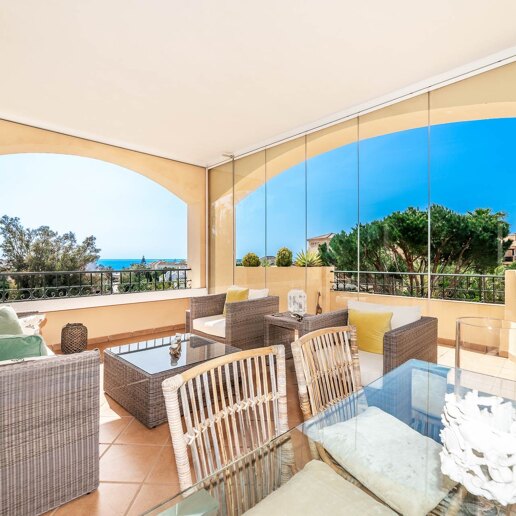 Magnifik lägenhet i Elviria stranden med havsutsikt tillgänglig för semesteruthyrning.
