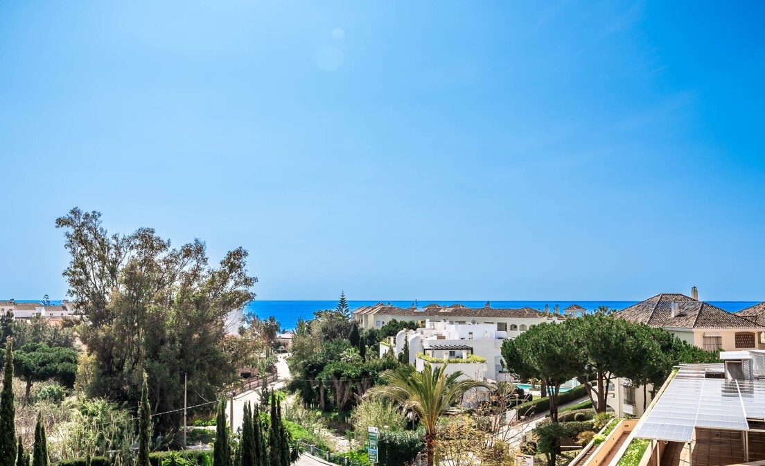 Magnificent flat in Elviria beach with sea views available for holiday rental.