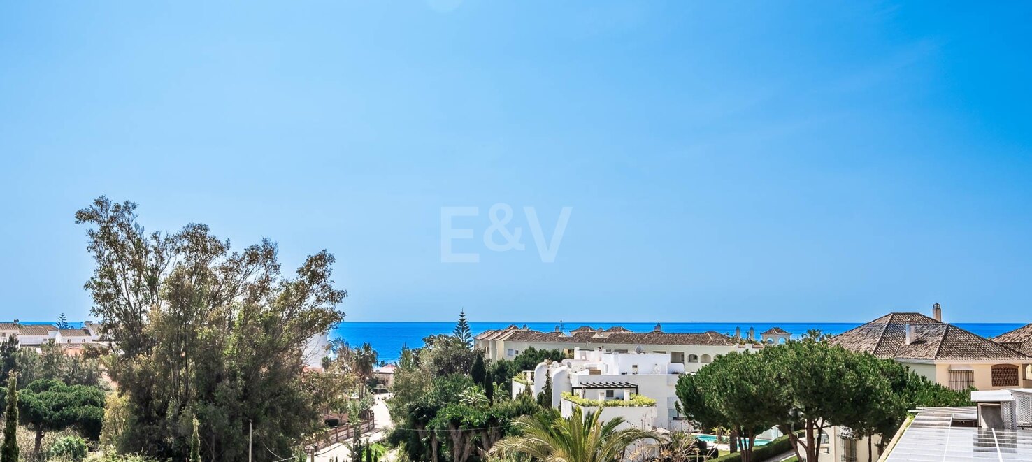 Magnifik lägenhet i Elviria stranden med havsutsikt tillgänglig för semesteruthyrning.