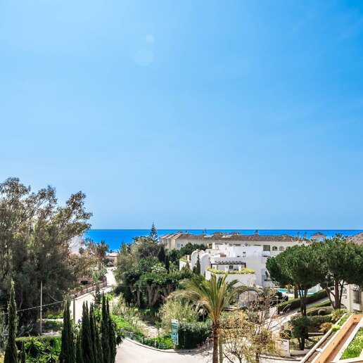 Magnifik lägenhet i Elviria stranden med havsutsikt tillgänglig för semesteruthyrning.