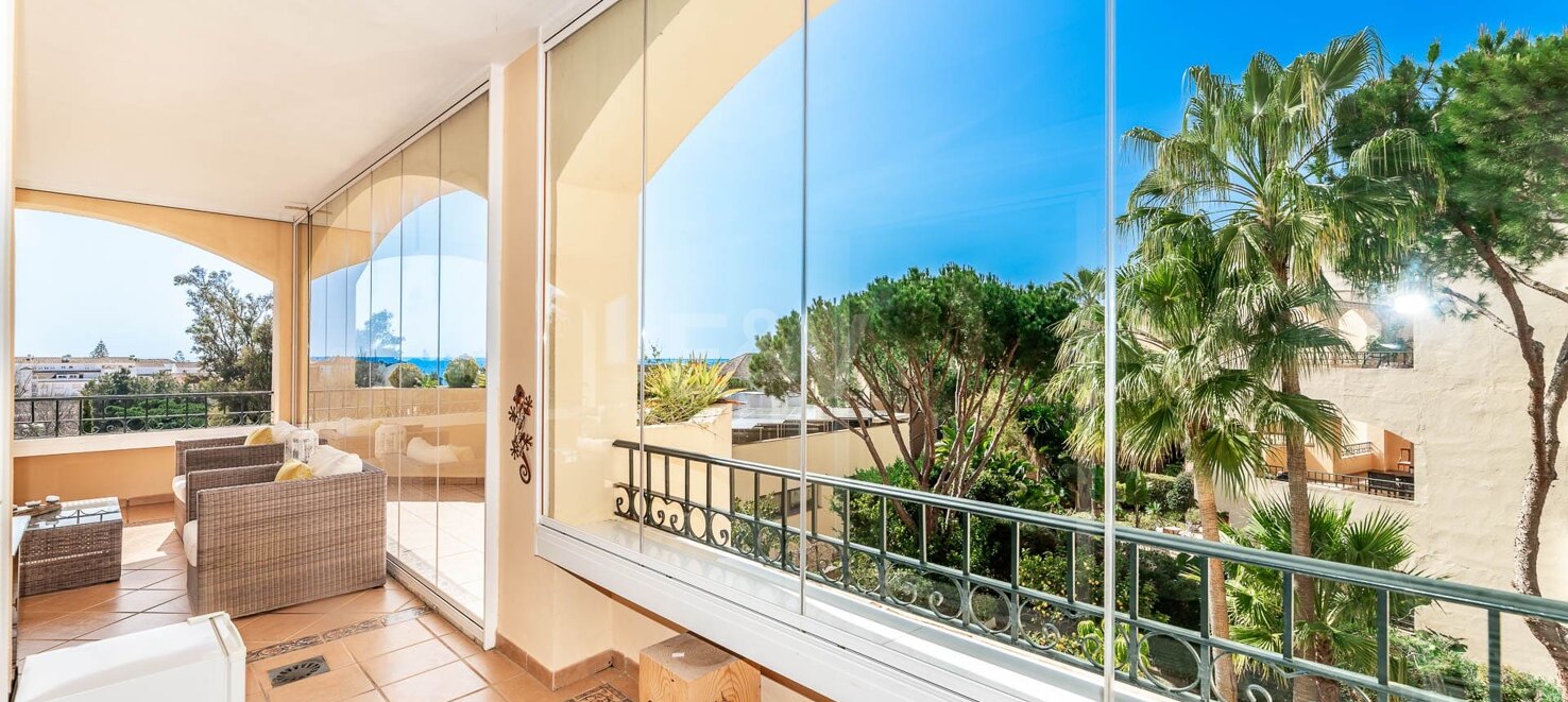 Magnifik lägenhet i Elviria stranden med havsutsikt tillgänglig för semesteruthyrning.