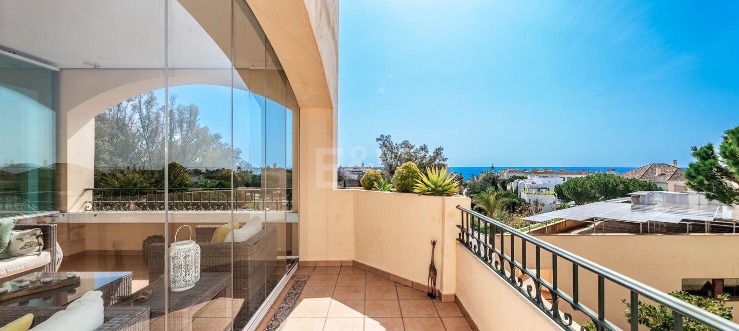 Magnifik lägenhet i Elviria stranden med havsutsikt tillgänglig för semesteruthyrning.