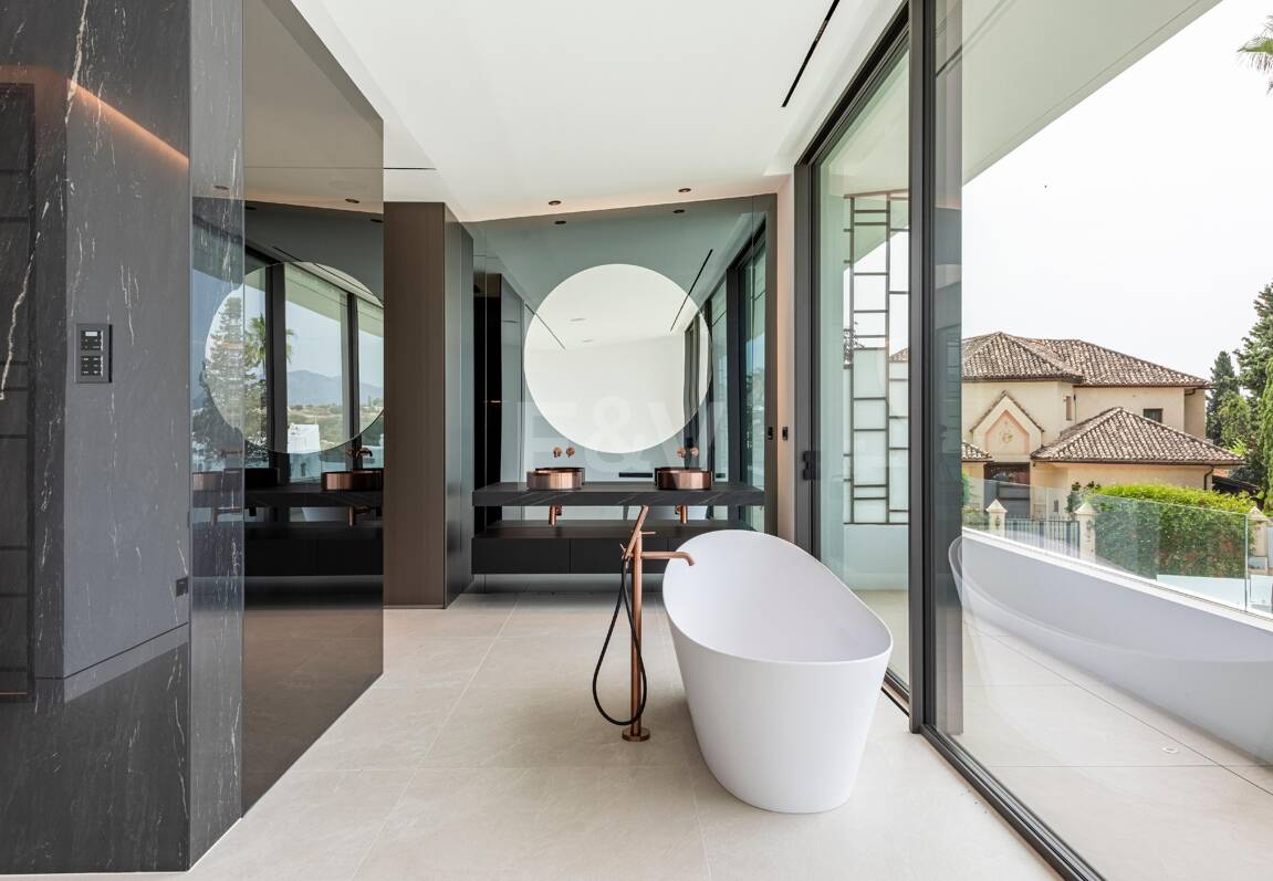 Exclusive high-end semi-detached villa in Atalaya de Río Verde - Nueva Andalucia