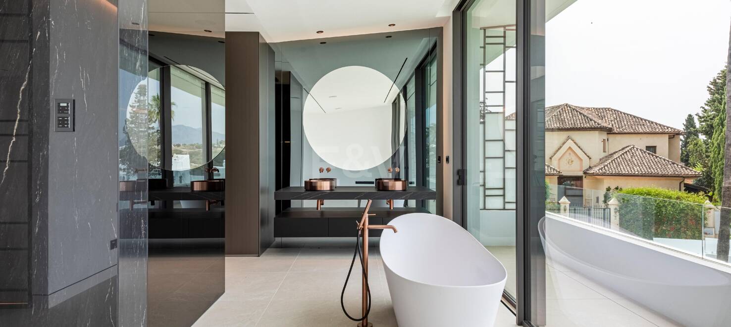 Exclusive high-end semi-detached villa in Atalaya de Río Verde - Nueva Andalucia