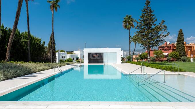 Exklusive High-End-Doppelhaushälfte in Atalaya de Río Verde, Nueva Andalucía