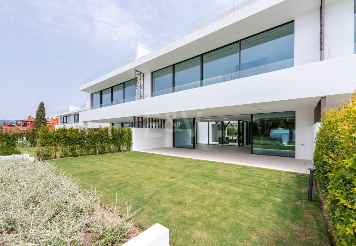 Exclusive high-end semi-detached villa in Atalaya de Río Verde - Nueva Andalucia