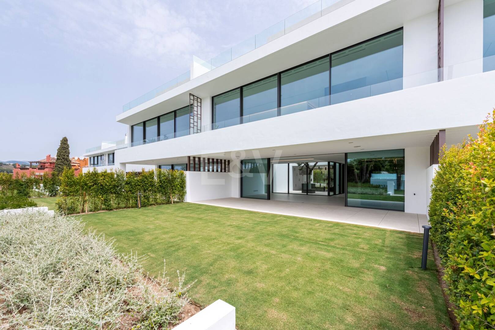 Exclusive high-end semi-detached villa in Atalaya de Río Verde - Nueva Andalucia