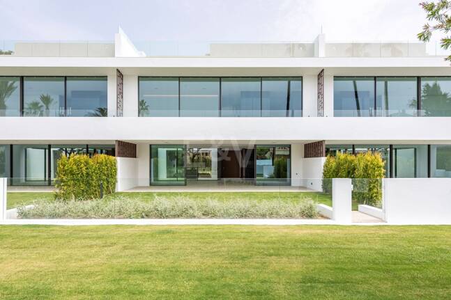 Exclusive high-end semi-detached villa in Atalaya de Río Verde - Nueva Andalucia