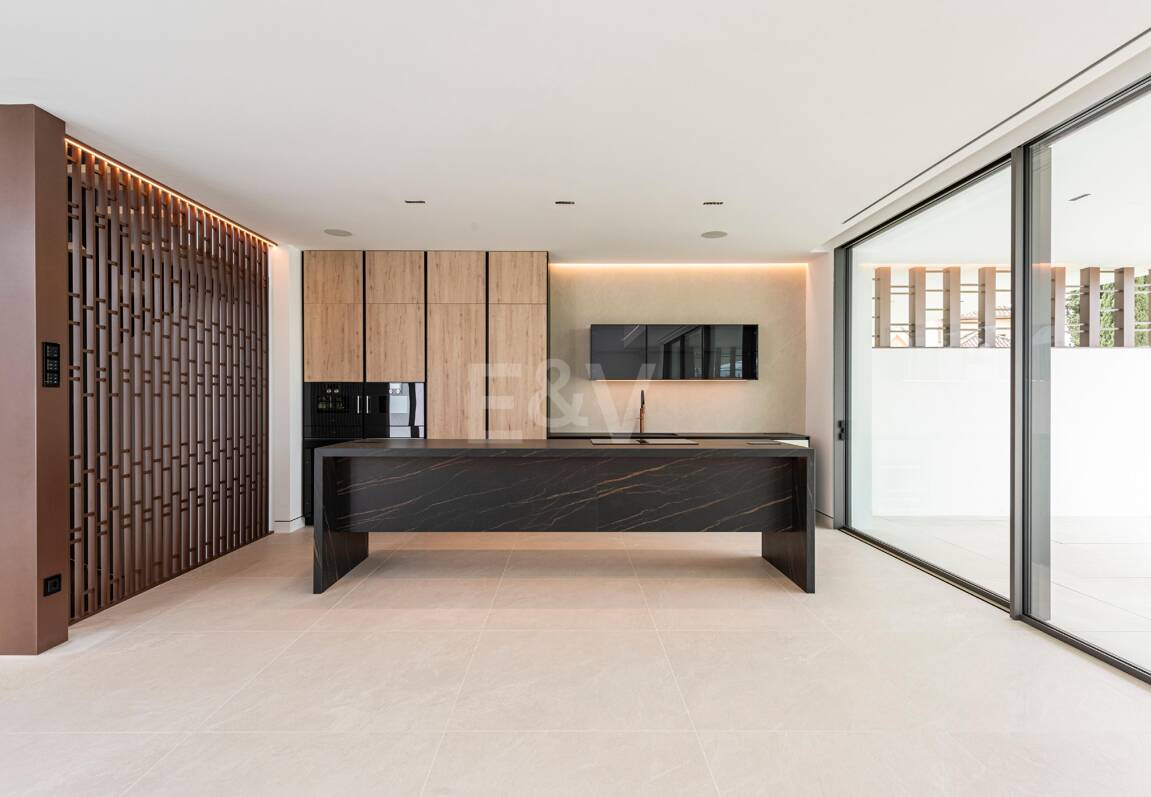 Exclusive high-end semi-detached villa in Atalaya de Río Verde - Nueva Andalucia