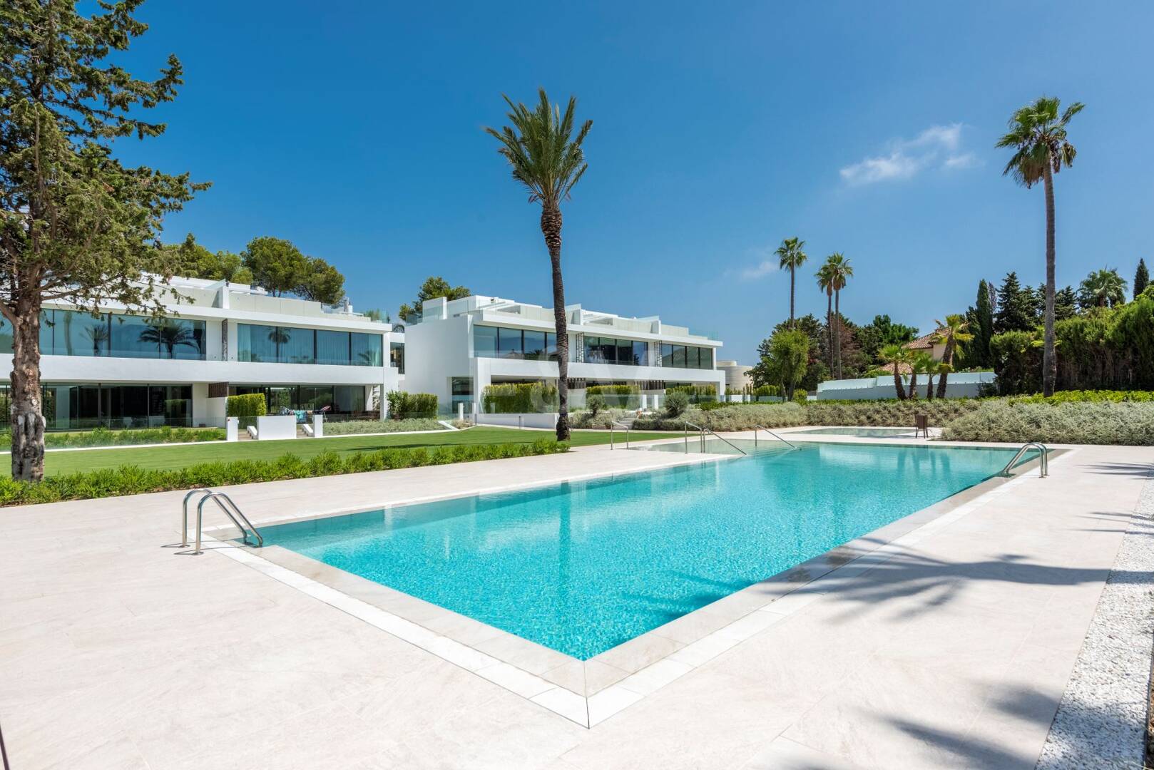 Exclusive high-end semi-detached villa in Atalaya de Río Verde - Nueva Andalucia