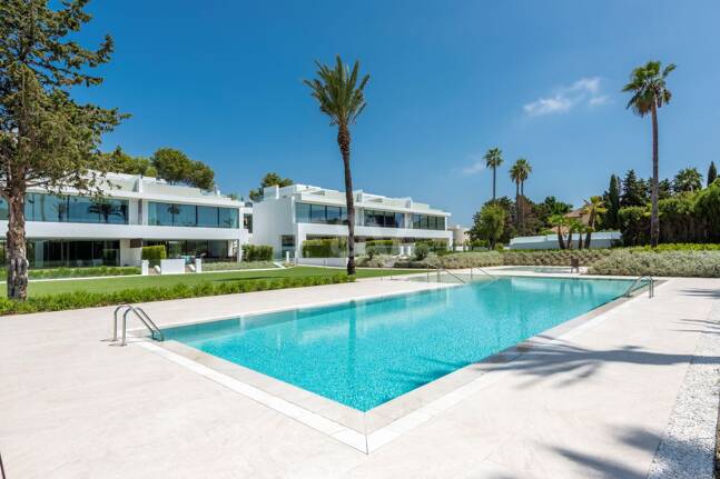 Exclusive high-end semi-detached villa in Atalaya de Río Verde - Nueva Andalucia