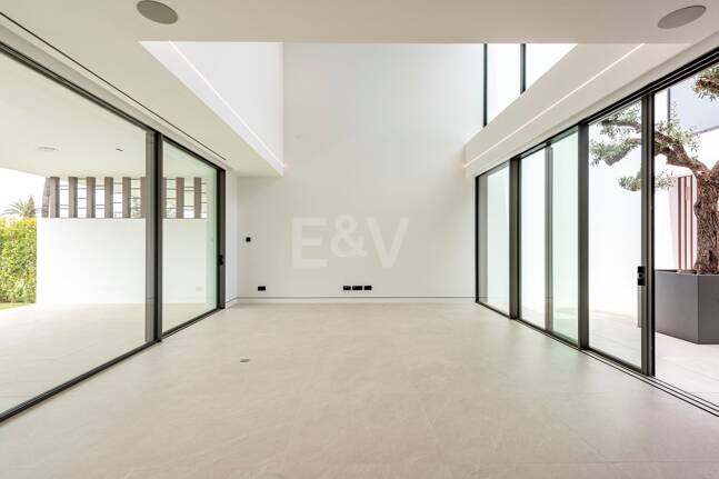 Exclusive high-end semi-detached villa in Atalaya de Río Verde - Nueva Andalucia