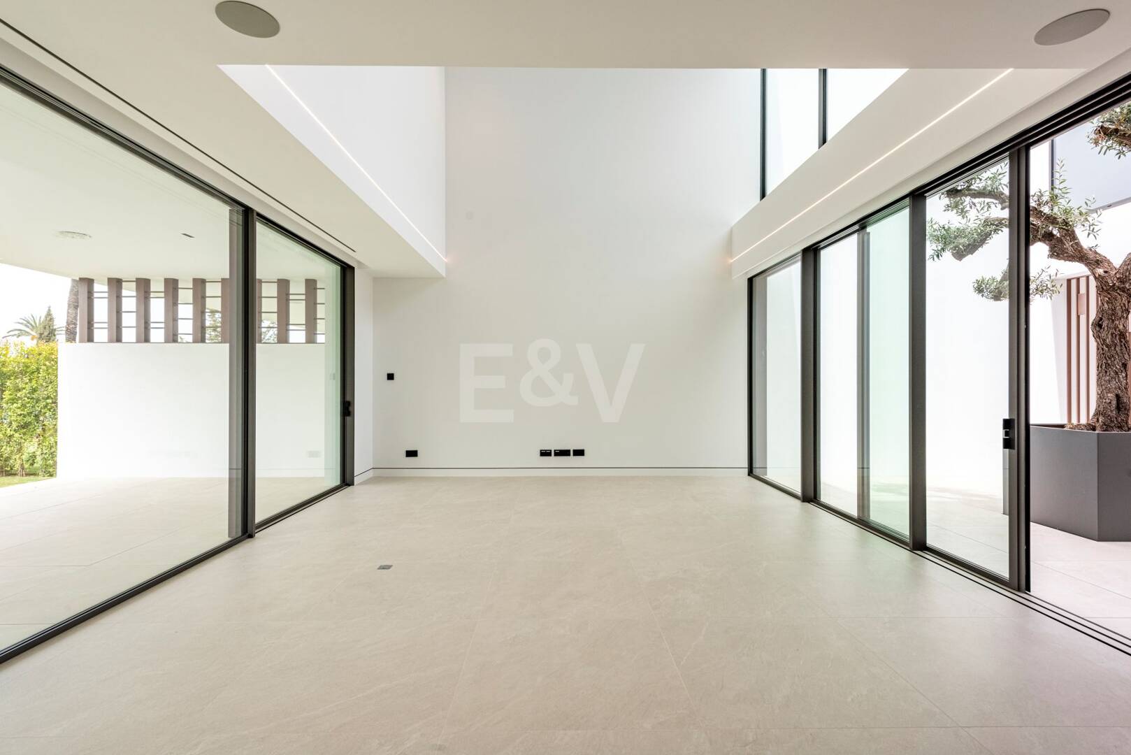 Exclusive high-end semi-detached villa in Atalaya de Río Verde - Nueva Andalucia