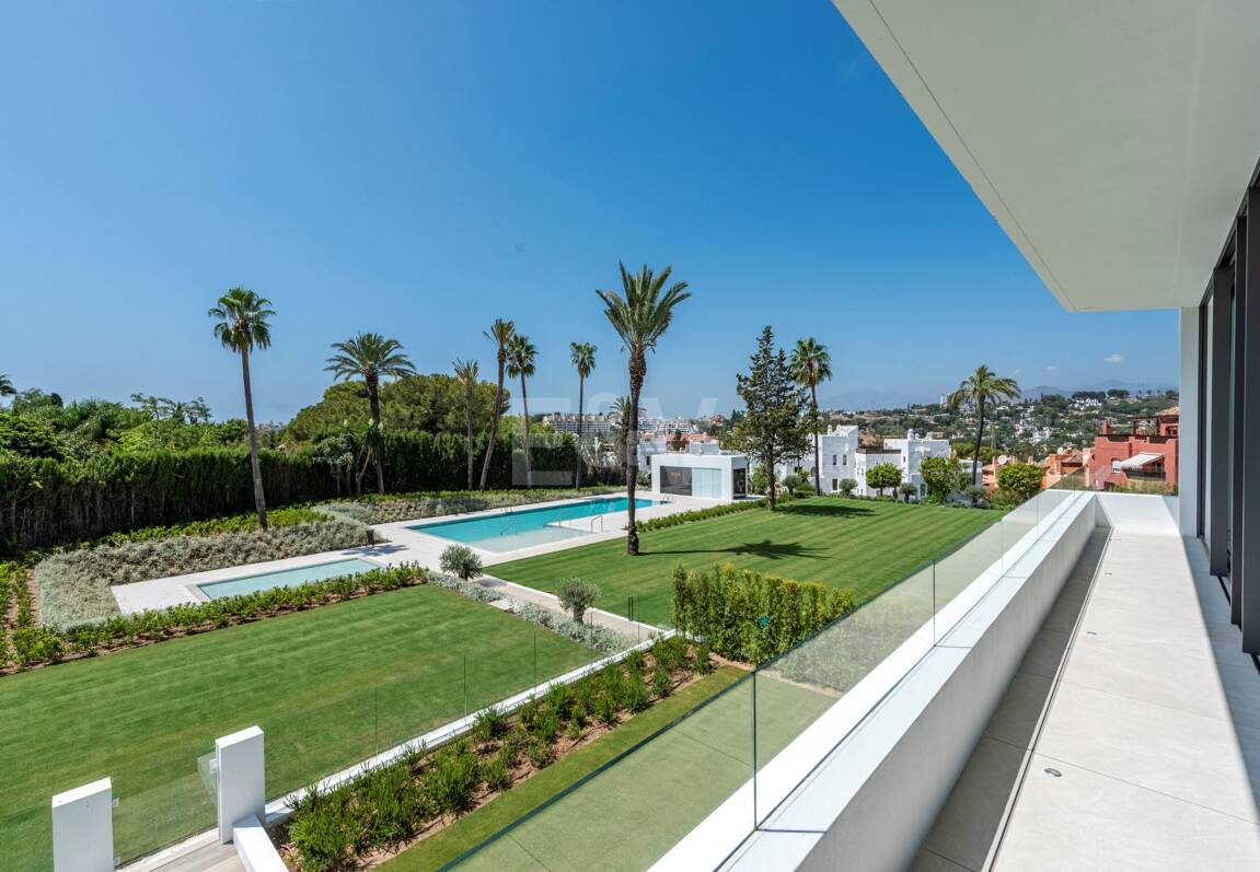 Exclusive high-end semi-detached villa in Atalaya de Río Verde - Nueva Andalucia
