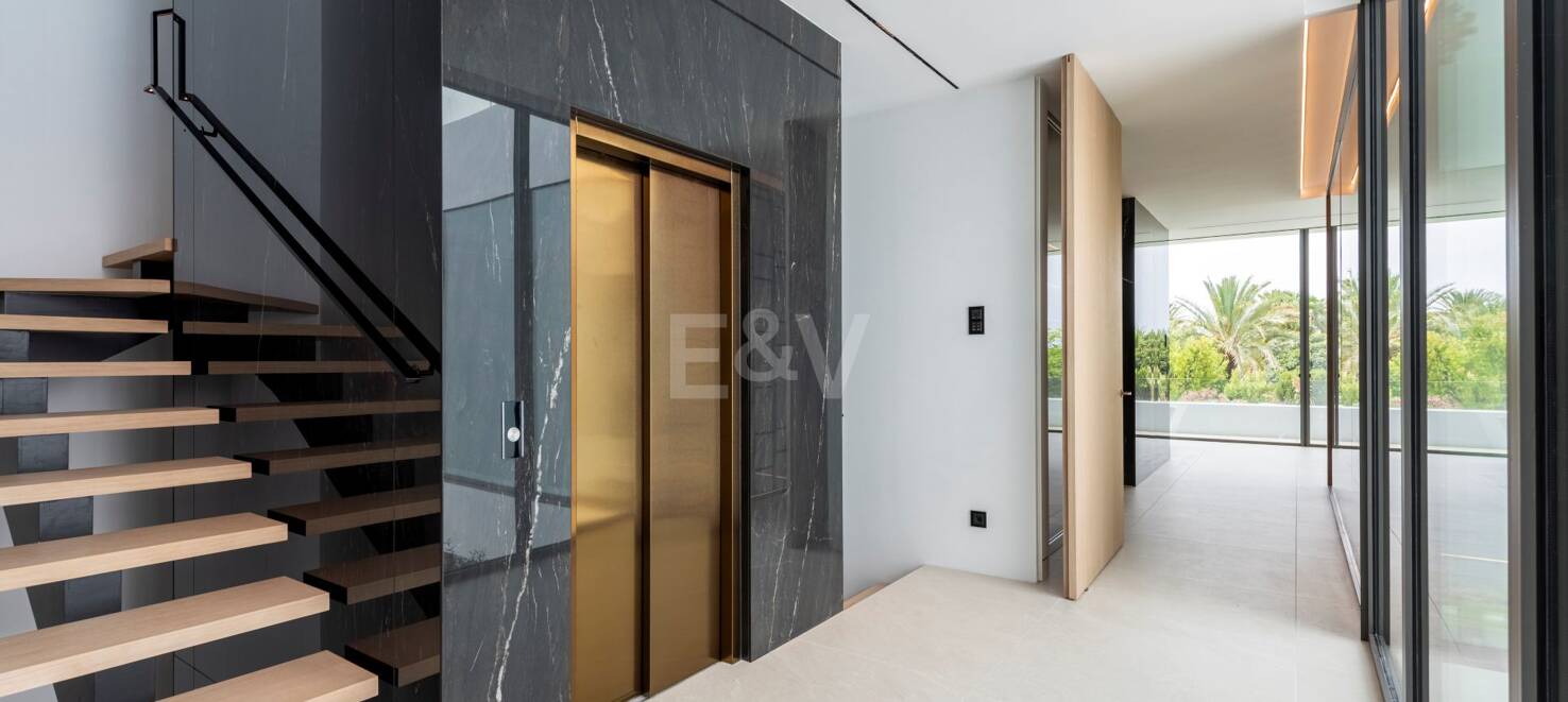 Exclusive high-end semi-detached villa in Atalaya de Río Verde - Nueva Andalucia