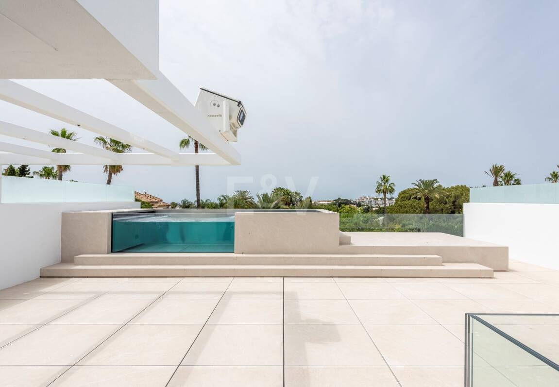 Exclusive high-end semi-detached villa in Atalaya de Río Verde - Nueva Andalucia