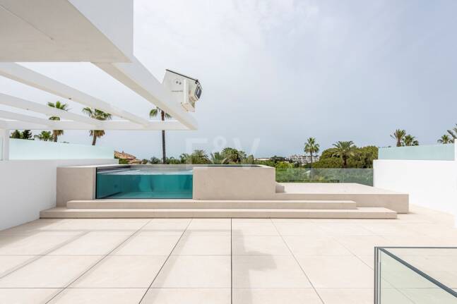 Exclusive high-end semi-detached villa in Atalaya de Río Verde - Nueva Andalucia